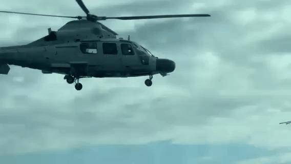 極限三米！黃巖島中菲空中對峙！武直9強(qiáng)勢碾壓，菲記者嚇得尖叫