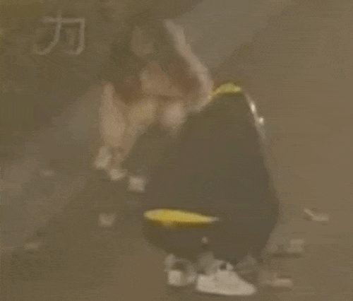 上海一女子邊騎車邊“灑錢”，剛發(fā)的7700元工資都沒了！自己還沒發(fā)現(xiàn)