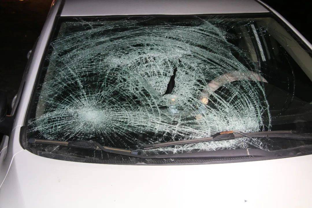 內(nèi)蒙古：“砰”的一聲巨響，轎車撞上了行人！悲劇發(fā)生只因司機(jī)的一個(gè)行為……