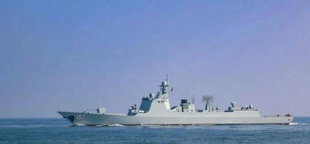 兩岸軍艦再次對(duì)峙，臺(tái)軍挑釁遭解放軍駁斥，052D卸下主炮炮衣亮劍，臺(tái)艦艇灰溜溜撤離，島內(nèi)“綠媒”氣得跳腳
