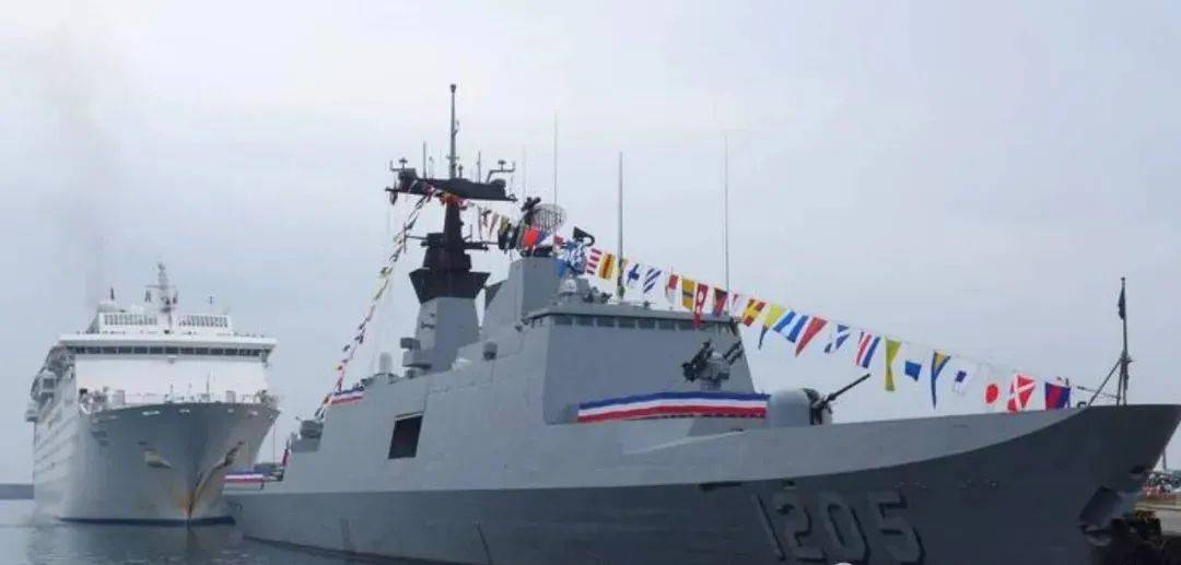 兩岸軍艦再次對(duì)峙，臺(tái)軍挑釁遭解放軍駁斥，052D卸下主炮炮衣亮劍，臺(tái)艦艇灰溜溜撤離，島內(nèi)“綠媒”氣得跳腳