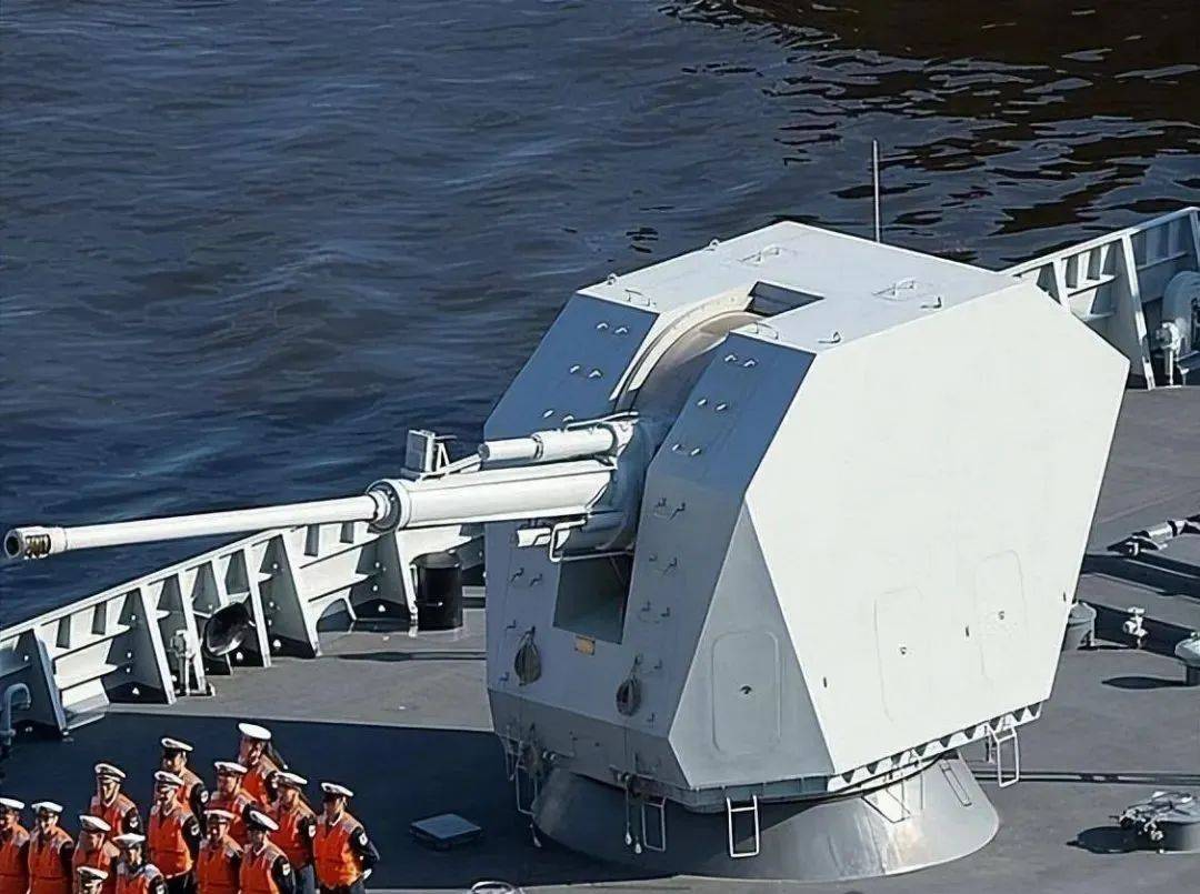 兩岸軍艦再次對(duì)峙，臺(tái)軍挑釁遭解放軍駁斥，052D卸下主炮炮衣亮劍，臺(tái)艦艇灰溜溜撤離，島內(nèi)“綠媒”氣得跳腳