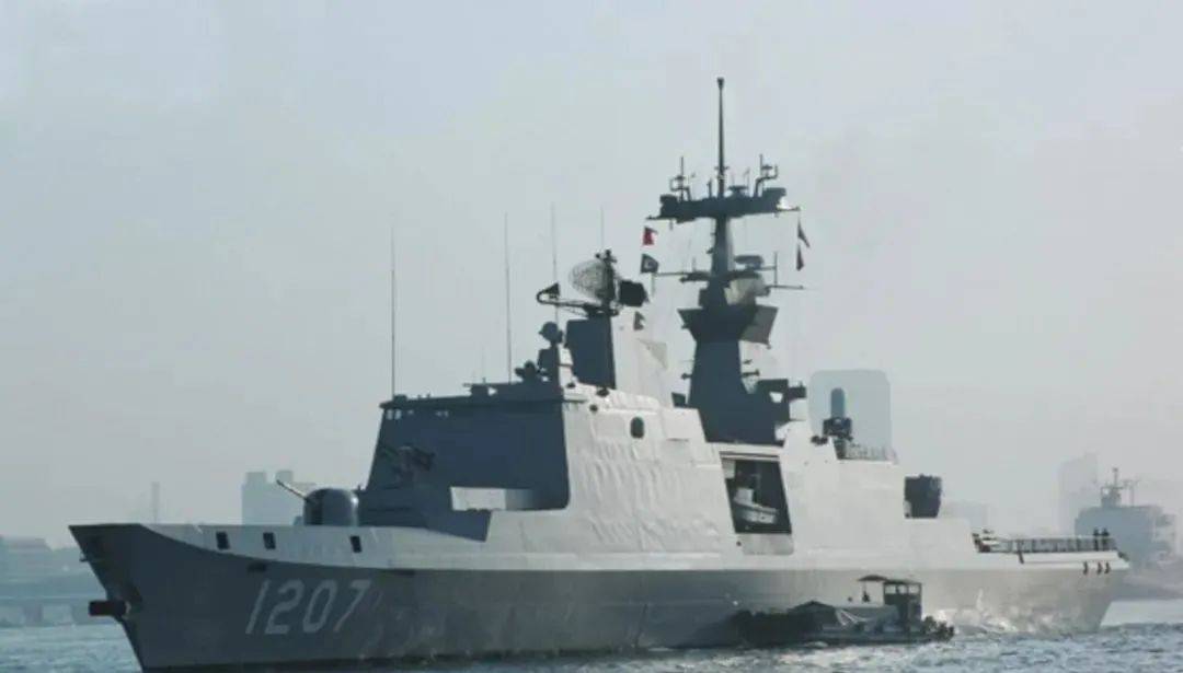 兩岸軍艦再次對(duì)峙，臺(tái)軍挑釁遭解放軍駁斥，052D卸下主炮炮衣亮劍，臺(tái)艦艇灰溜溜撤離，島內(nèi)“綠媒”氣得跳腳