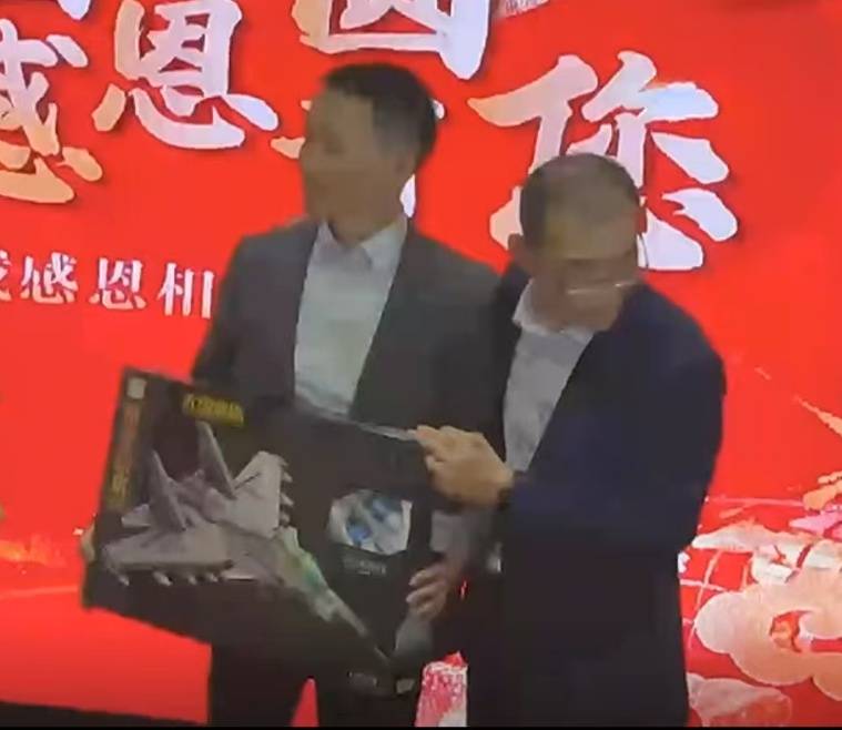 “懸賞千萬尋子”父親與兒子團圓，兒子婉拒父親送奔馳車和銀行卡