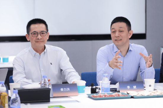 李斌否認蔚來鋪張浪費：高鐵坐二等座，出差住全季，超標要自己貼錢！從董事長到一線的員工標準一樣