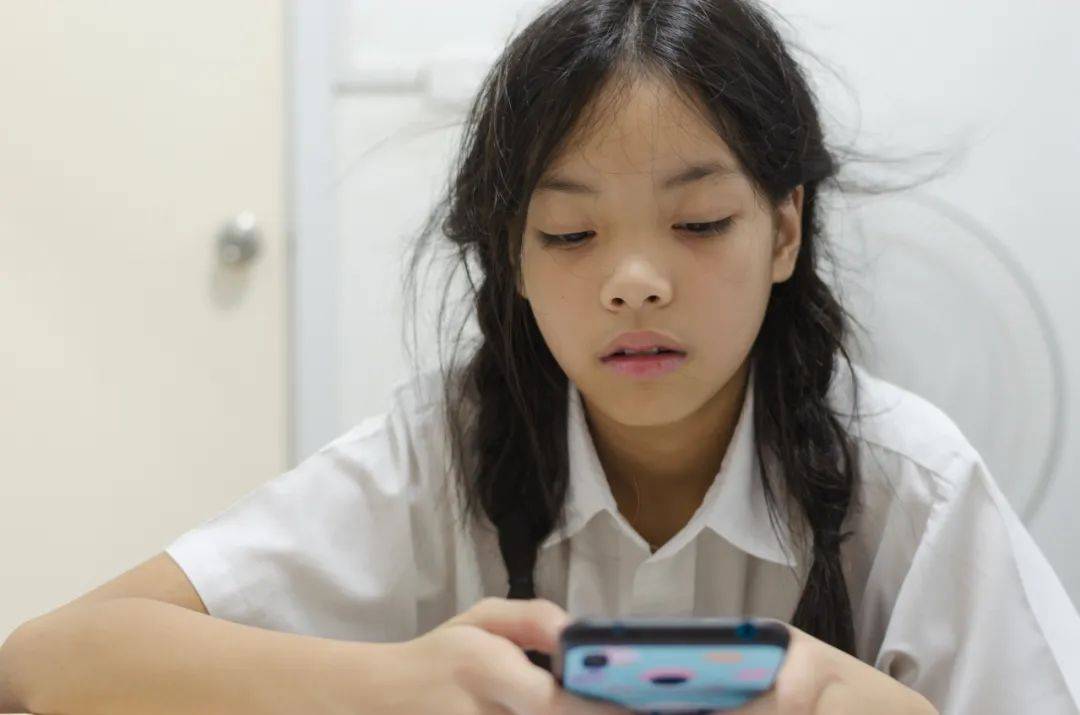 學生禁玩手機，催生孩子間的地下交易