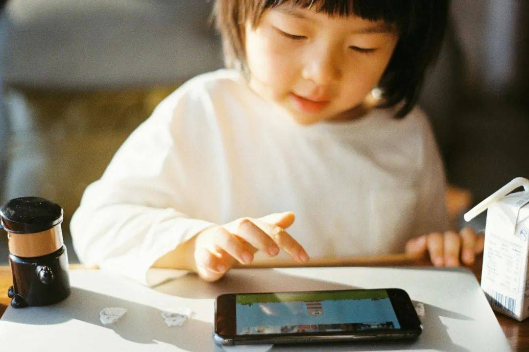學生禁玩手機，催生孩子間的地下交易