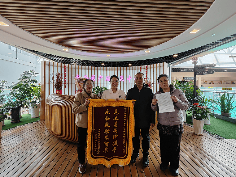 事發(fā)大連，一對夫妻開車時看到一位老人躺在地上……越想越不對勁