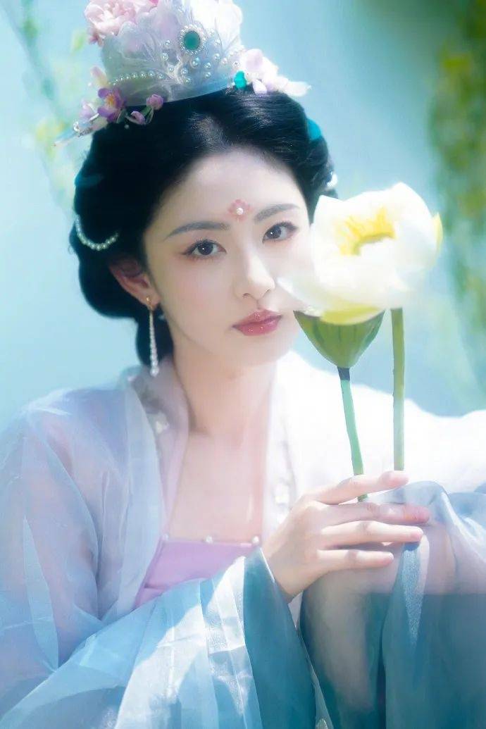 于正夸旗下女星“這絕世容顏”上熱搜，評(píng)論區(qū)翻車(chē)，女方回應(yīng)