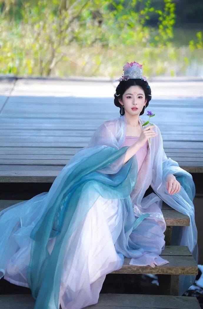 于正夸旗下女星“這絕世容顏”上熱搜，評(píng)論區(qū)翻車(chē)，女方回應(yīng)