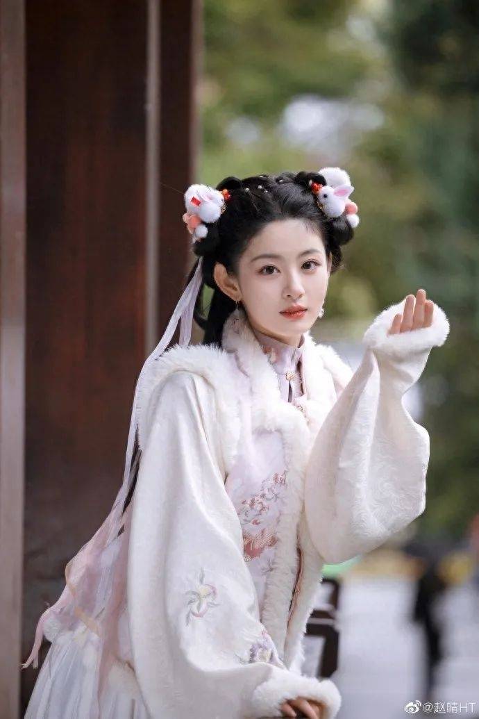于正夸旗下女星“這絕世容顏”上熱搜，評(píng)論區(qū)翻車(chē)，女方回應(yīng)