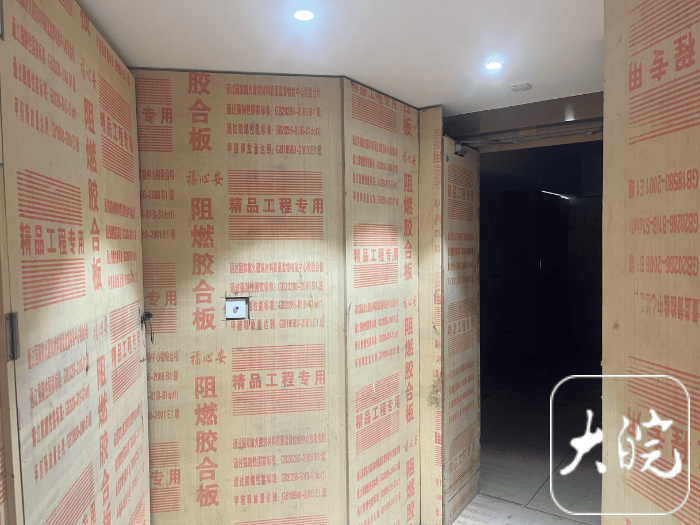 武漢長江邊一54層住宅樓頂出現(xiàn)“樓上樓” 部門回應(yīng)：已立案調(diào)查違建情況