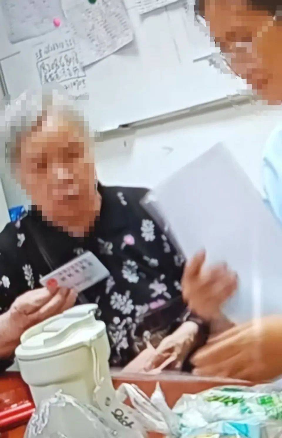 84歲老太被大女兒帶出養(yǎng)老院，取光40萬存款！小女兒：養(yǎng)老院應(yīng)擔(dān)責(zé)