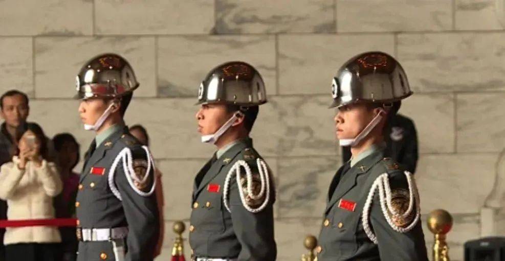 6名臺軍舉五星紅旗，拒為臺獨(dú)當(dāng)炮灰，臺媒：賴清德衛(wèi)兵也要投誠