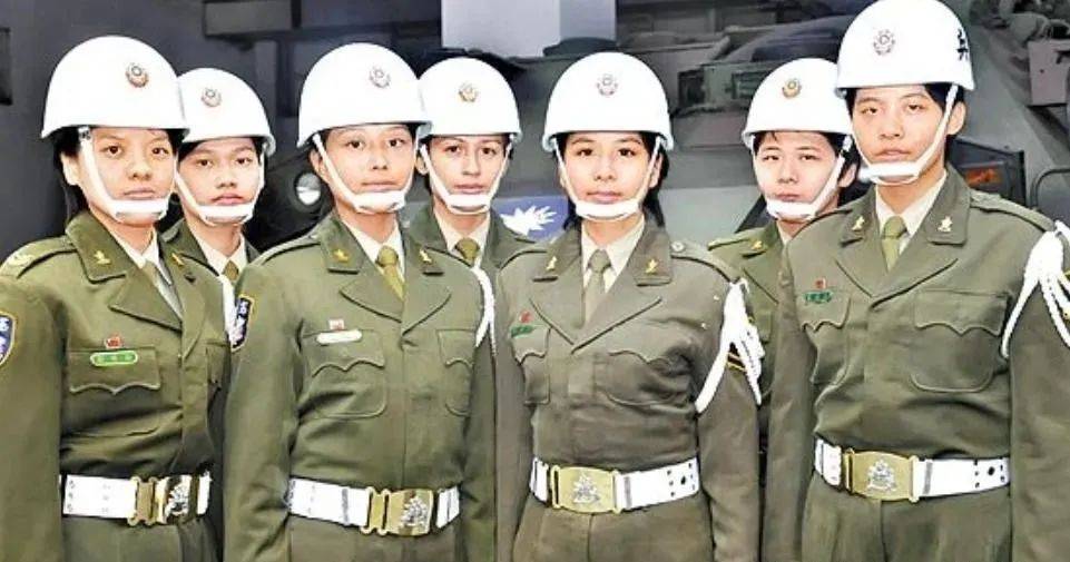6名臺軍舉五星紅旗，拒為臺獨(dú)當(dāng)炮灰，臺媒：賴清德衛(wèi)兵也要投誠