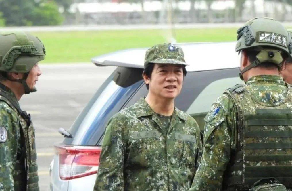 6名臺軍舉五星紅旗，拒為臺獨(dú)當(dāng)炮灰，臺媒：賴清德衛(wèi)兵也要投誠