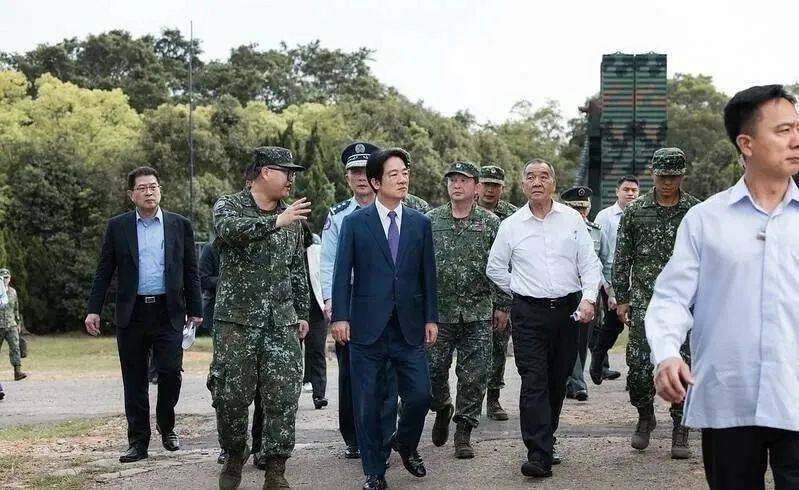 6名臺軍舉五星紅旗，拒為臺獨(dú)當(dāng)炮灰，臺媒：賴清德衛(wèi)兵也要投誠
