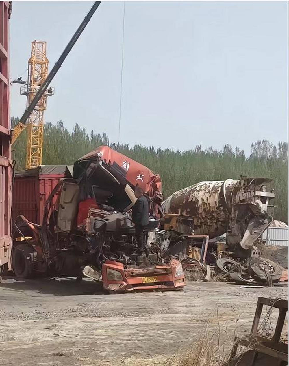 山西長治一路面凌晨突陷直徑4米大坑，55歲貨車司機(jī)車毀人亡，當(dāng)?shù)鼗貞?yīng)