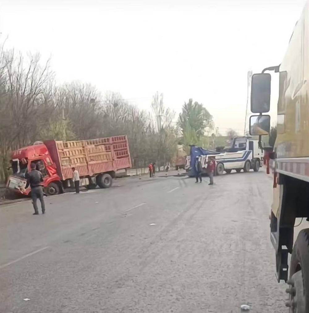 山西長治一路面凌晨突陷直徑4米大坑，55歲貨車司機(jī)車毀人亡，當(dāng)?shù)鼗貞?yīng)