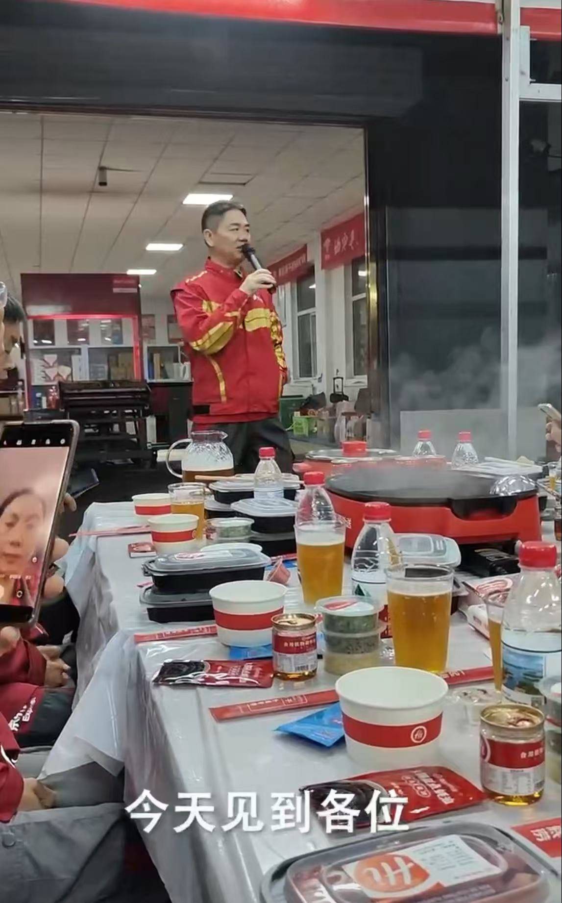劉強(qiáng)東沖到一線：白天送外賣，晚上請(qǐng)騎手吃海底撈