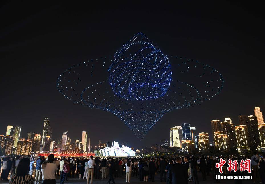 50多個國家的200多名外賓在重慶欣賞無人機燈光秀