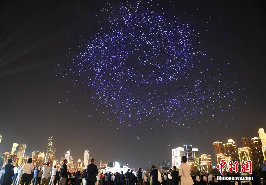 50多個國家的200多名外賓在重慶欣賞無人機燈光秀