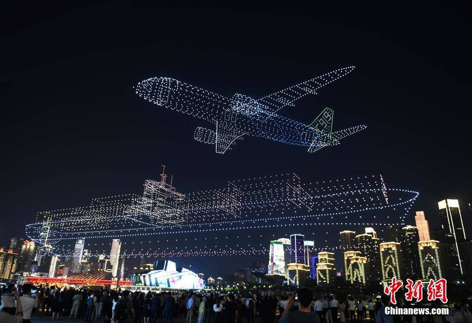 50多個國家的200多名外賓在重慶欣賞無人機燈光秀