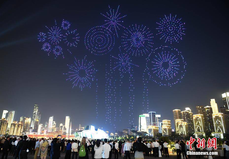 50多個國家的200多名外賓在重慶欣賞無人機燈光秀