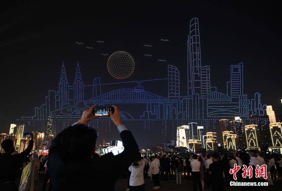 50多個國家的200多名外賓在重慶欣賞無人機燈光秀