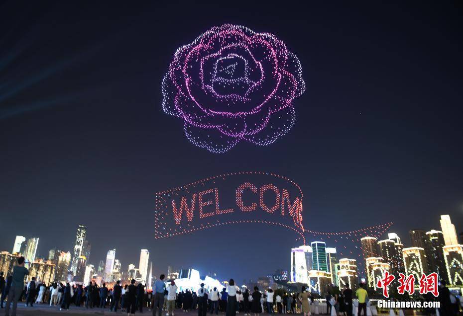 50多個國家的200多名外賓在重慶欣賞無人機燈光秀