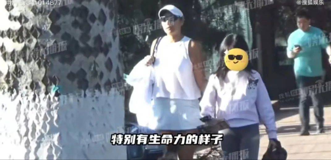 湖南籍超模瞿穎，和男友帶兩個(gè)女兒一起打網(wǎng)球