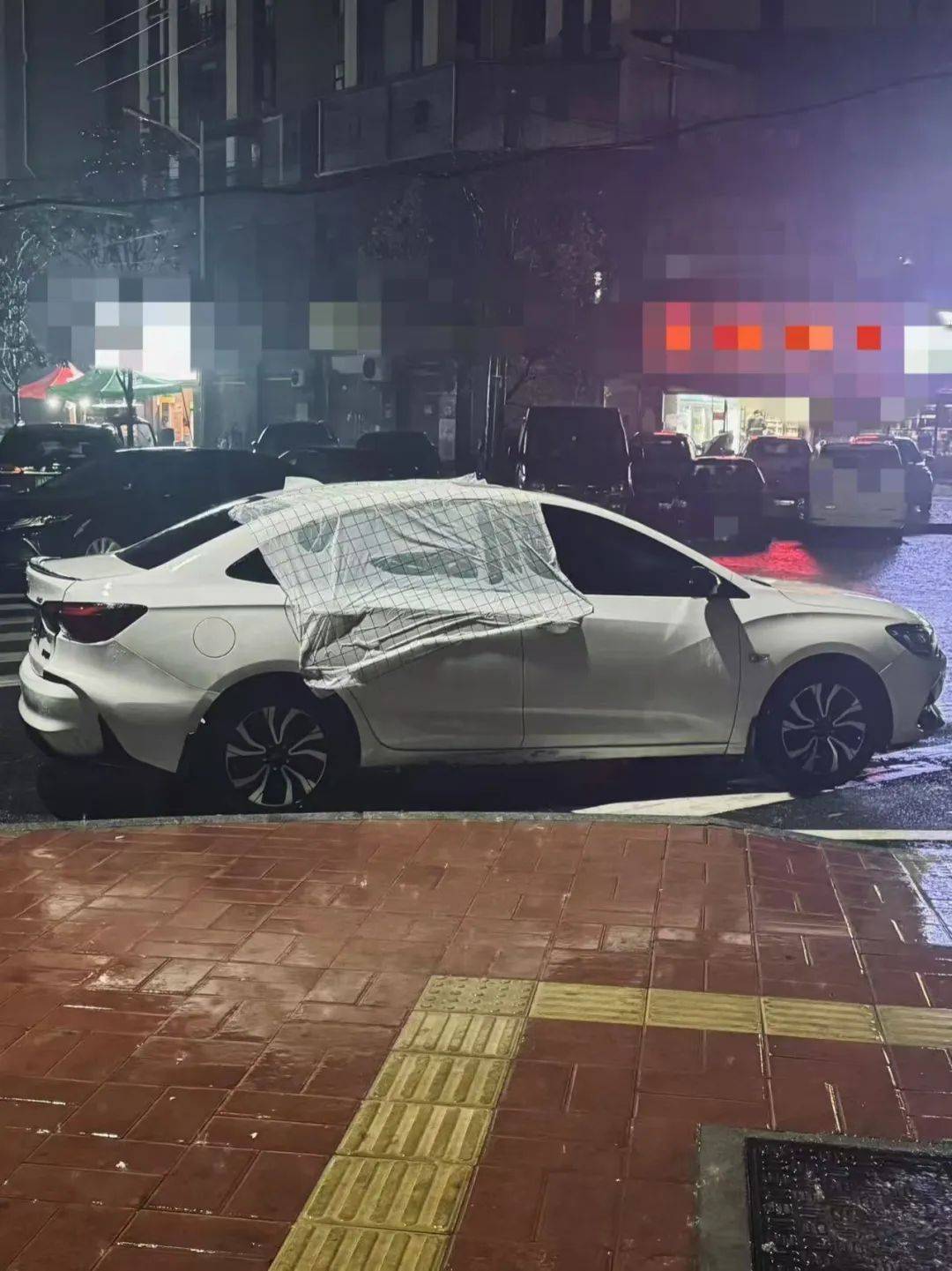暖心！司機(jī)離開(kāi)車窗未關(guān)嚴(yán)，店主用桌布遮蓋車窗幫其擋雨