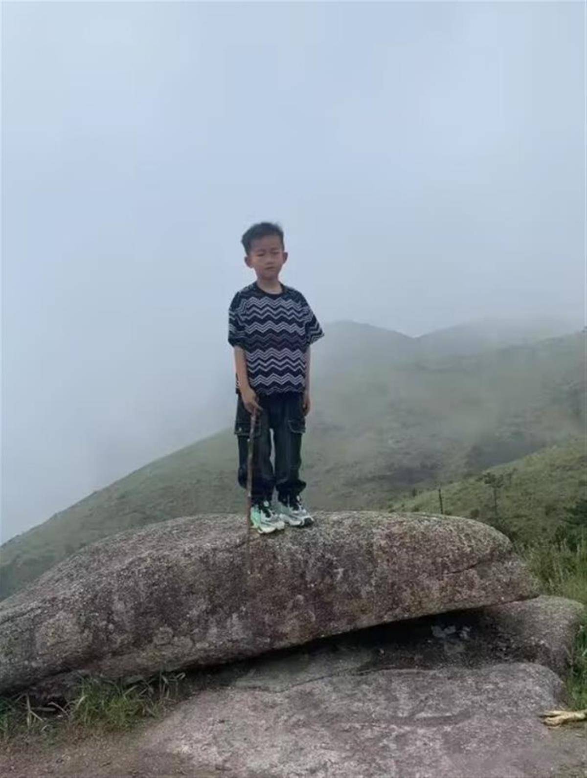 福建8歲男童在1800米山頂失蹤24小時(shí)，當(dāng)?shù)兀号c家人走散，通宵搜救暫無進(jìn)展