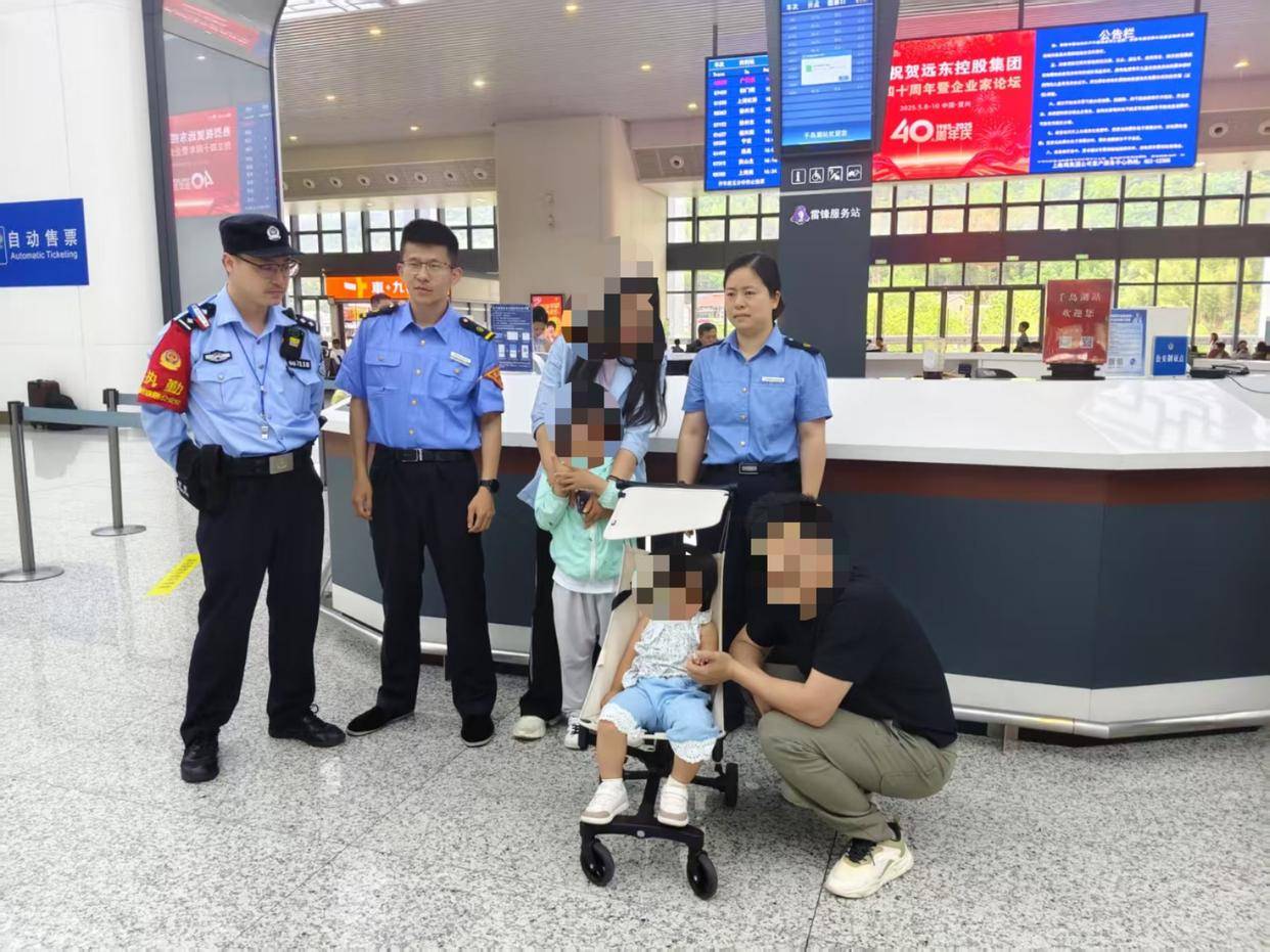 爸媽打瞌睡，5歲哥哥帶2歲妹妹獨(dú)自下高鐵：想叫他們的，但是覺(jué)得保護(hù)妹妹比較重要
