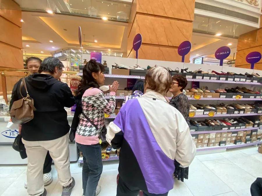 “1800元的出口商品219元拿下”！上海人假期瘋狂“撿漏”，這里外貿(mào)好東西都賣爆了，新品還將接力上市