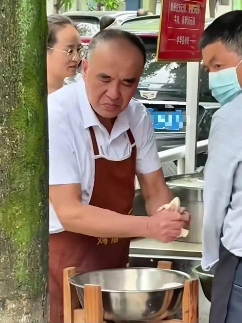 每天扯1000多碗，重慶扯面大爺表情失控引關(guān)注，本人發(fā)聲：現(xiàn)在手都是腫的