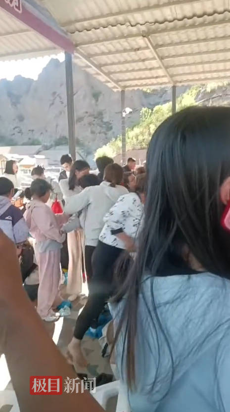 張家口一景區(qū)觀光魔毯失控，多名游客被甩出，文旅局介入調(diào)查