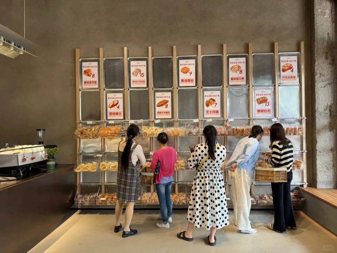 千平大店，面包4元起！低價烘焙瘋狂擴軍