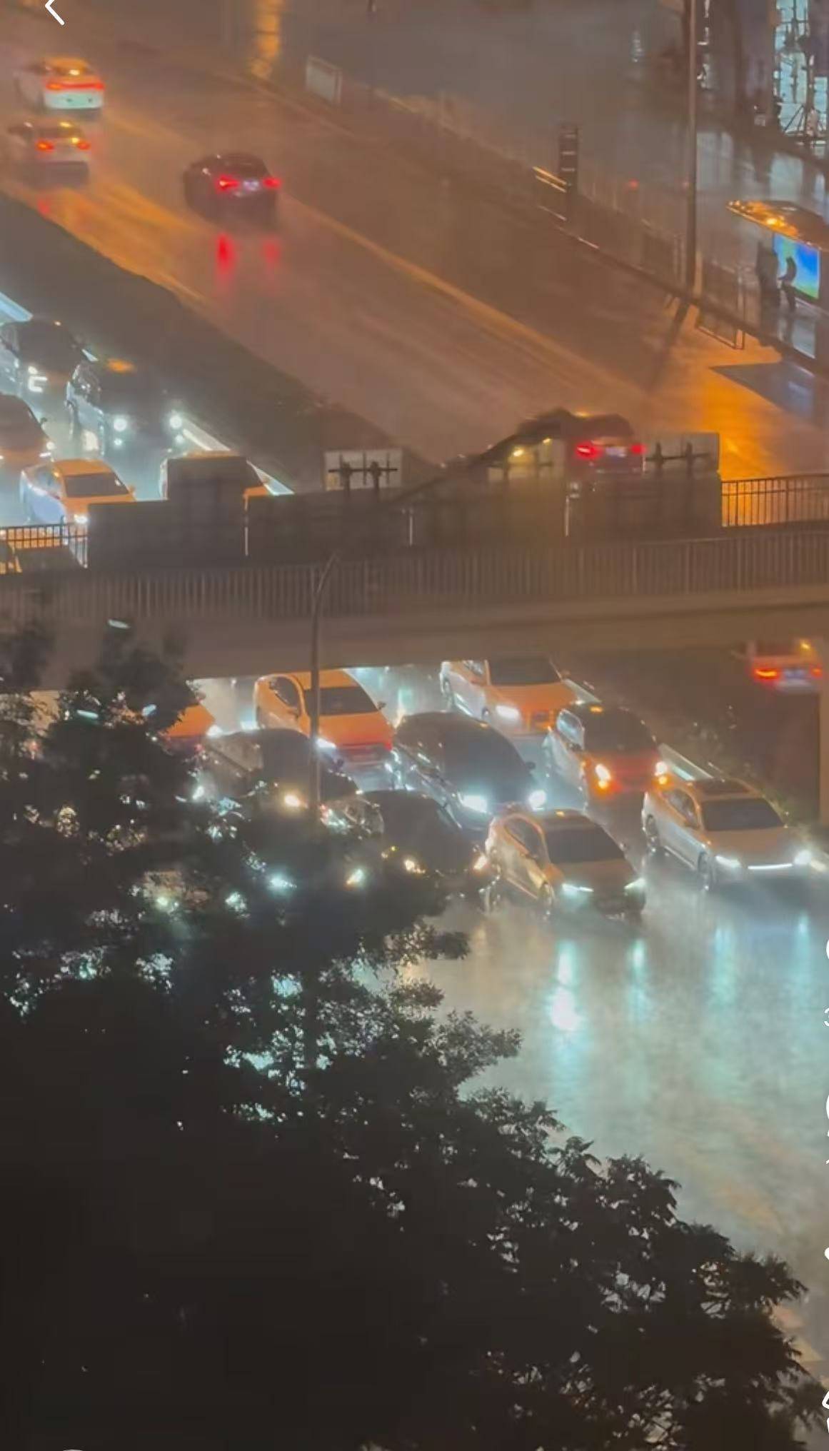 為躲冰雹在環(huán)路橋下違停致嚴重擁堵，專家指出此舉已違法