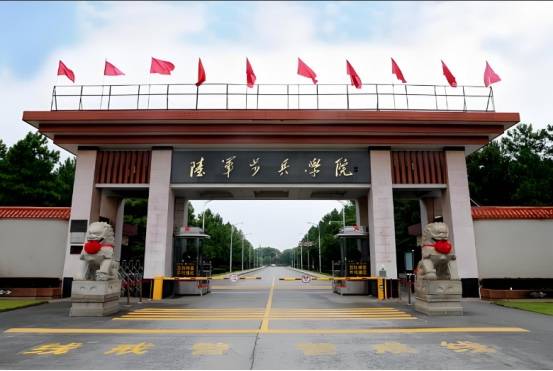 中央軍委調(diào)整組建三所新型軍隊(duì)院校 面向社會(huì)招收高中生?