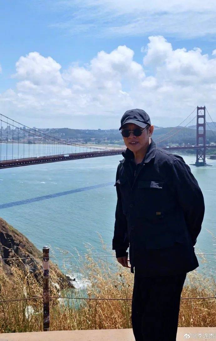 李連杰時隔50年重返金門大橋，曬照感慨“人老了”，已交代后事：樹葬海葬無所謂