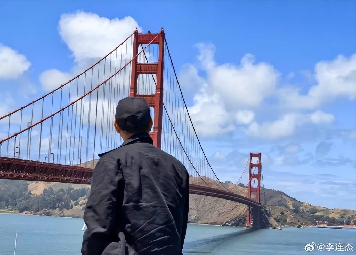 李連杰時隔50年重返金門大橋，曬照感慨“人老了”，已交代后事：樹葬海葬無所謂