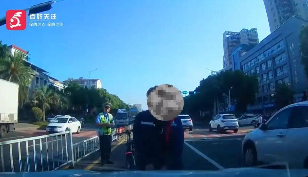 兩車剮蹭后，一車主竟當(dāng)交警面對車頭小便泄憤