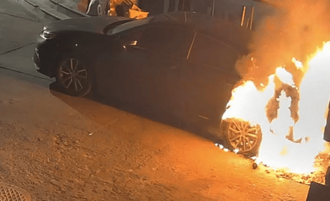 北京一代駕小哥亂扔煙頭，凌晨燒毀一輛車！警方：拘