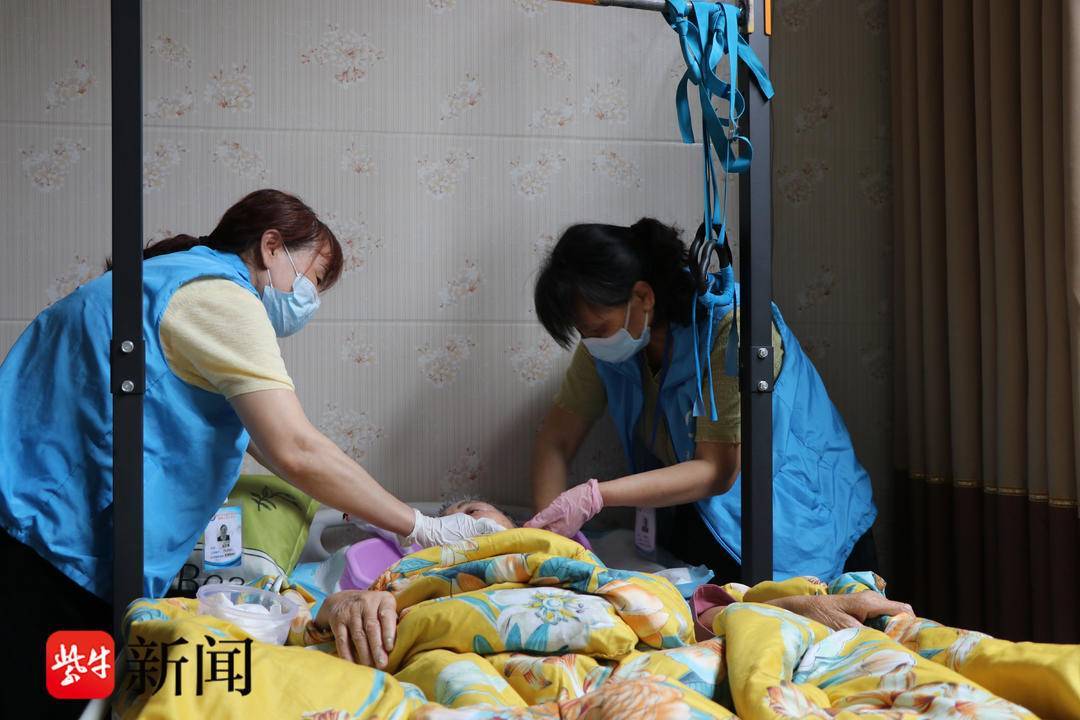 32歲的腦癱女兒與75歲的癱瘓婆婆同享長護(hù)險鎮(zhèn)江長護(hù)險“兜底”全年齡段重度失能人群