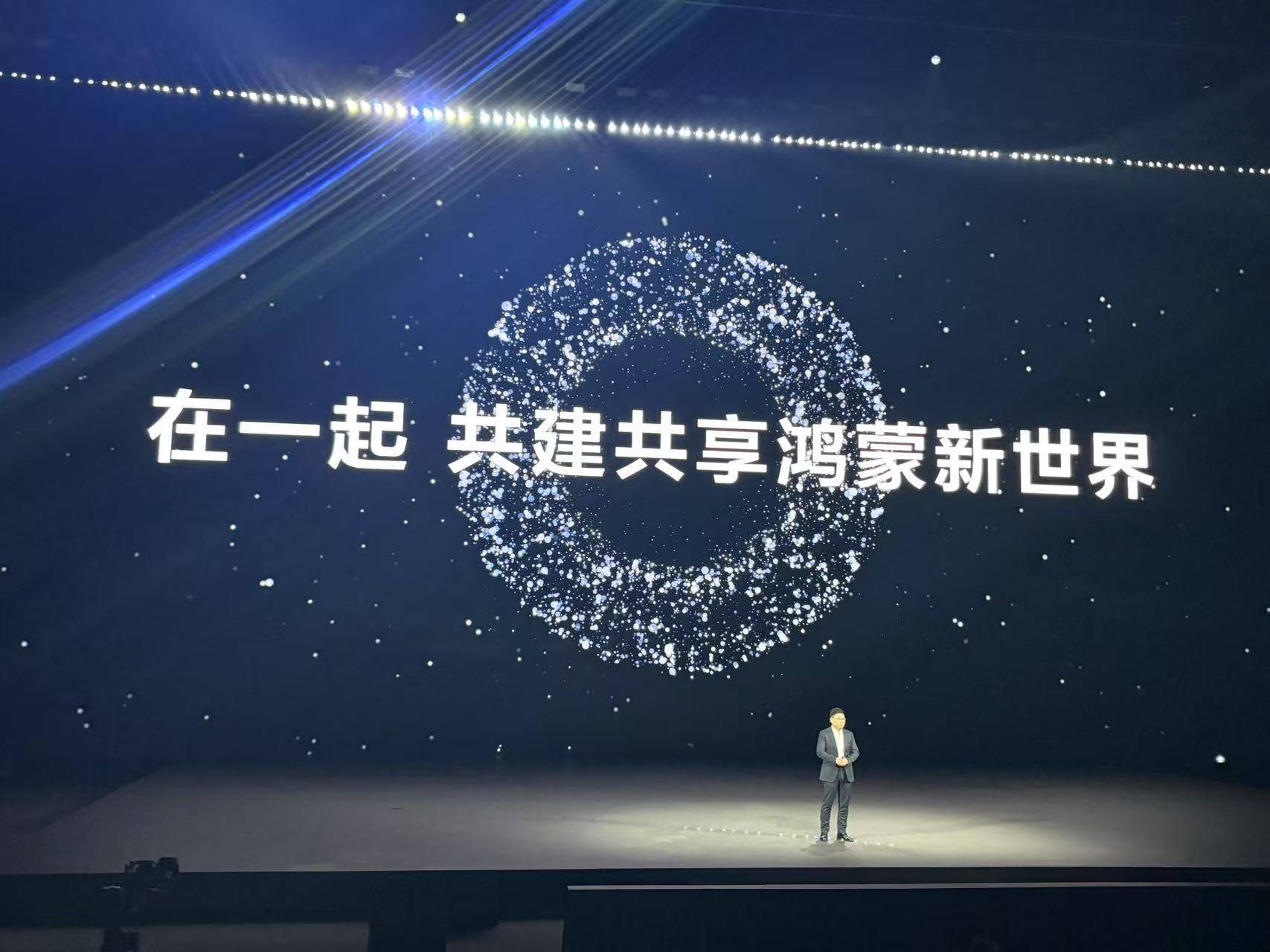 超10萬(wàn)人預(yù)約！售價(jià)23999元的鴻蒙折疊電腦，華為想賣(mài)給誰(shuí)？