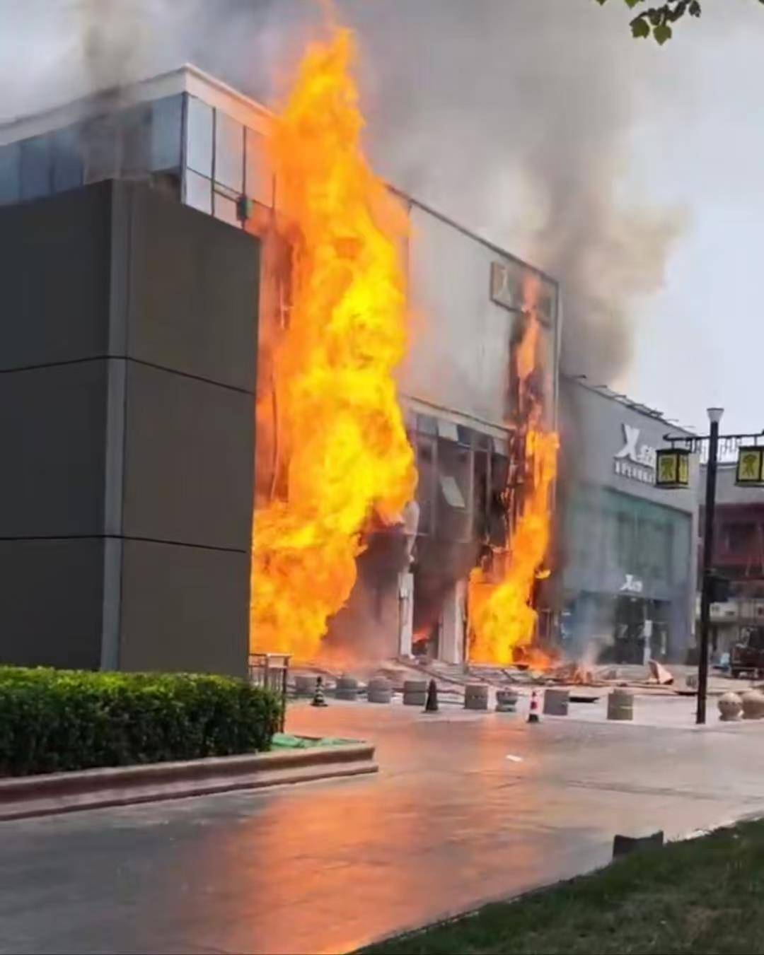 濟南一商業(yè)街店鋪起火致1人失聯(lián)5人受傷，省市區(qū)已啟動應(yīng)急處置機制