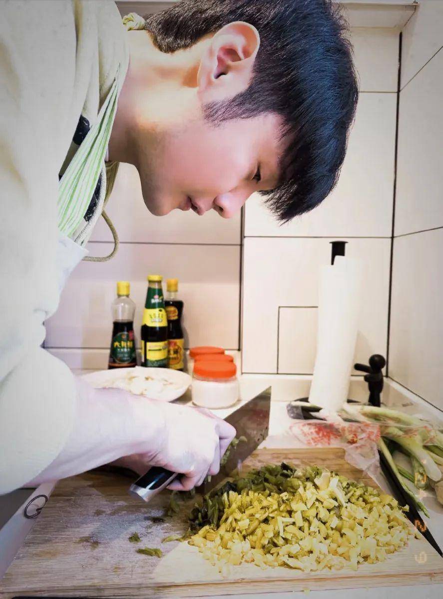 考古|李榮浩卡零點(diǎn)為楊丞琳慶生，十年愛情比你想象的還甜，男方靠這招成“大贏家”