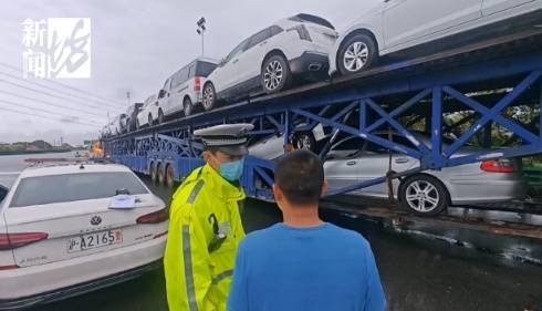 上海高速驚現(xiàn)52米“貪吃車”！民警驚了：你這不是火車啊！
