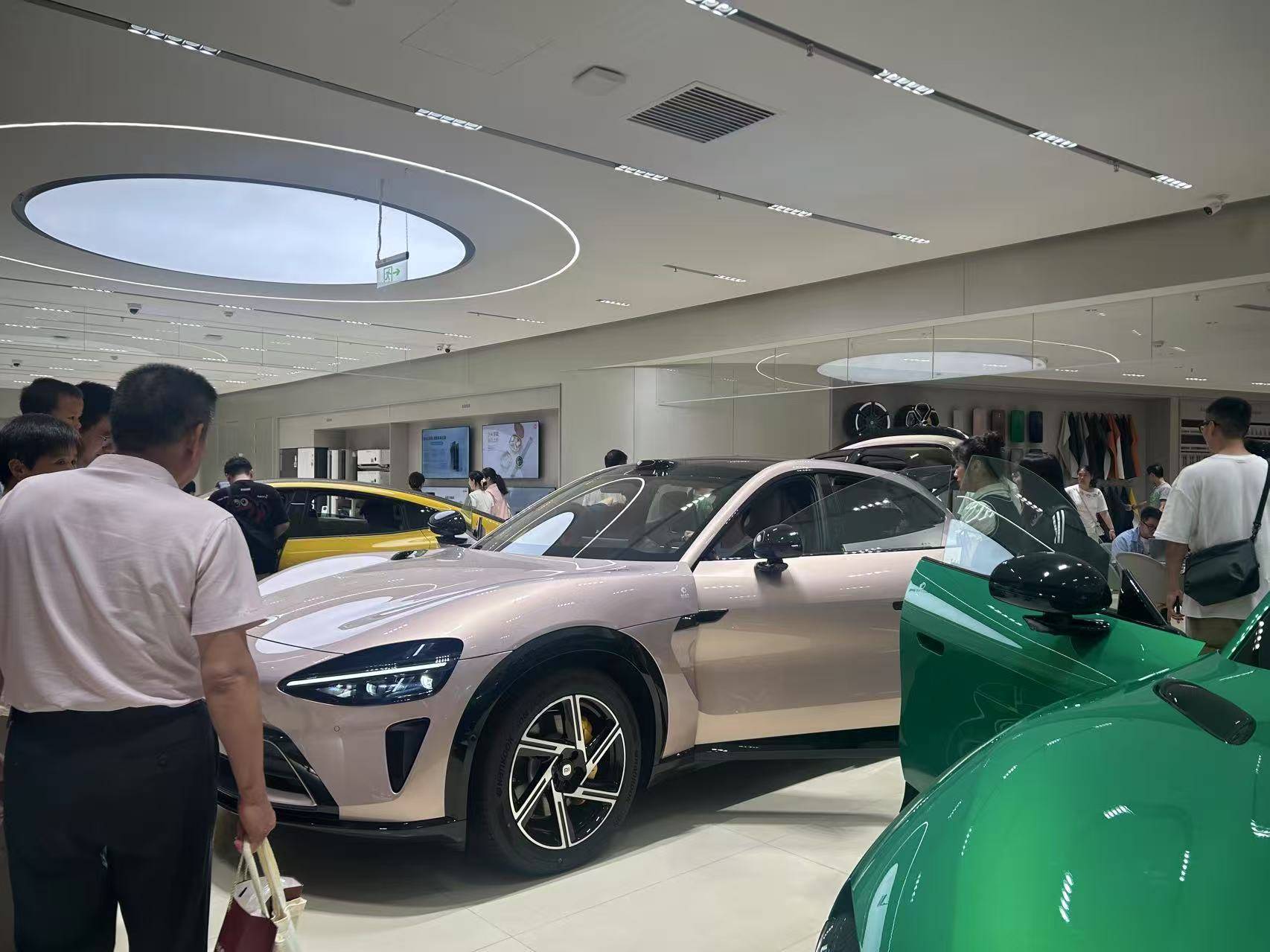 小米YU7上市72小時(shí)：“鎖單+1”刷屏工作群，提車時(shí)間最長超一年，雷軍直面“產(chǎn)能挑戰(zhàn)”？